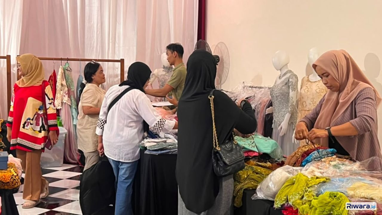 Suasana HARPI Melati Surakarta Gelar Bazar Thrifting Ageman Pengantin Dukung Perias Pemula dan Lestarikan Budaya
